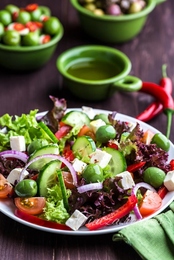 Salata greceasca cu masline verzi si branza feta