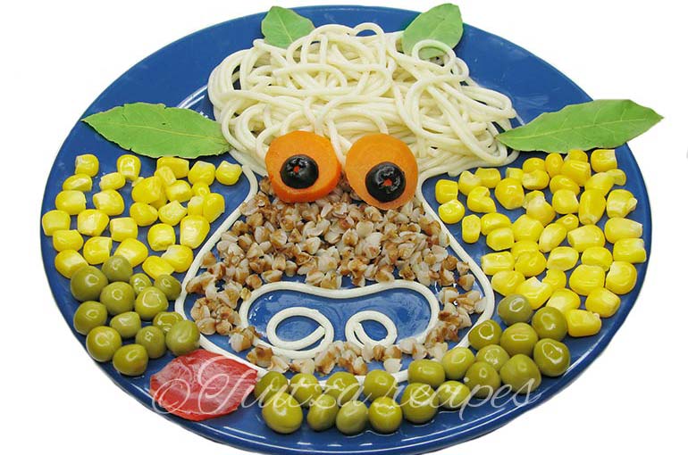 Platou pentru copii, vacuta vesela cu mazare, arpacas, porumb, spaghette si morcovi